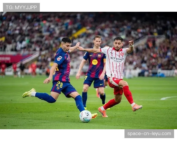 巴萨3-0赫罗纳重回榜首,亚马尔两传一射诠释新“伪九号”角色 巴萨3-0赫罗纳重回榜首,亚马尔两传一射诠释新“伪九号”角色