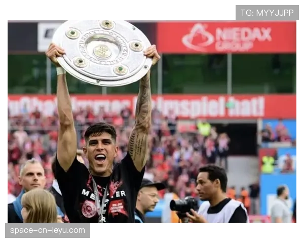 勒沃库森体育总监罗尔费斯谈续约:留住核心阵容是夏窗首要任务 勒沃库森体育总监罗尔费斯谈续约:留住核心阵容是夏窗首要任务